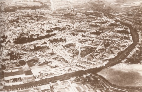 Leuven vanuit de lucht rond 1920. Rechts boven is het station te zien, in het midden beneden de Parkpoort. Het Militair Oefenterrein aan de Parkpoort is de grote open vlakte in de rechter benedenhoek.