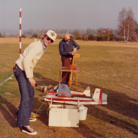 Hartmut Koelman (vooraan) als modelvlieger op het militair oefenterrein in Heverlee. Op de achtergrond de toren van het Sint-Albertuscollege. (1974)