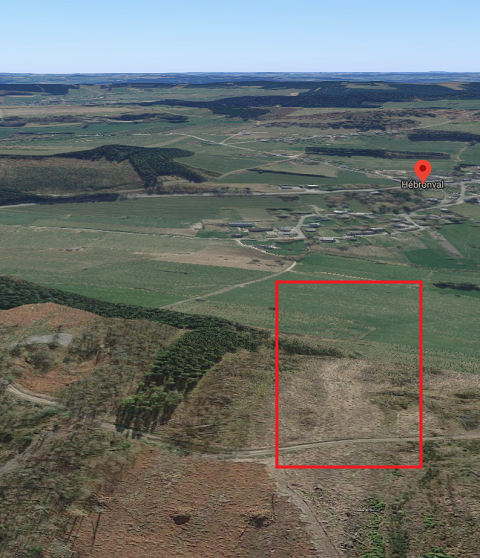 Google Maps view van de Colanhan heuvelrug met daarop aangeduid de locatie van het zweefvliegterrein van Hébronval